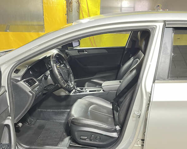 Серый Хендай Соната, объемом двигателя 2 л и пробегом 370 тыс. км за 11000 $, фото 9 на Automoto.ua