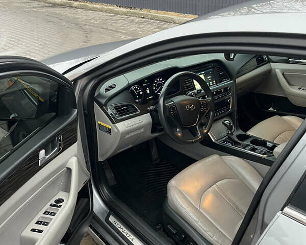 Серый Хендай Соната, объемом двигателя 2 л и пробегом 160 тыс. км за 15000 $, фото 11 на Automoto.ua