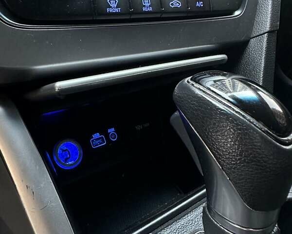 Серый Хендай Соната, объемом двигателя 2 л и пробегом 381 тыс. км за 8300 $, фото 25 на Automoto.ua