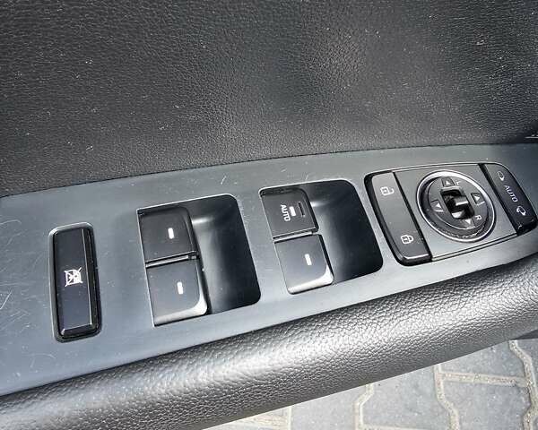 Сірий Хендай Соната, об'ємом двигуна 2 л та пробігом 380 тис. км за 10500 $, фото 17 на Automoto.ua