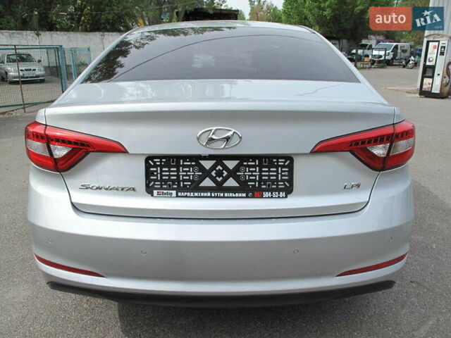 Сірий Хендай Соната, об'ємом двигуна 2 л та пробігом 265 тис. км за 10500 $, фото 4 на Automoto.ua