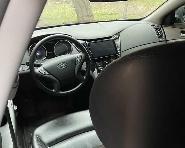 Сірий Хендай Соната, об'ємом двигуна 2 л та пробігом 305 тис. км за 12300 $, фото 7 на Automoto.ua