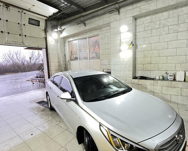 Серый Хендай Соната, объемом двигателя 2 л и пробегом 370 тыс. км за 11000 $, фото 2 на Automoto.ua