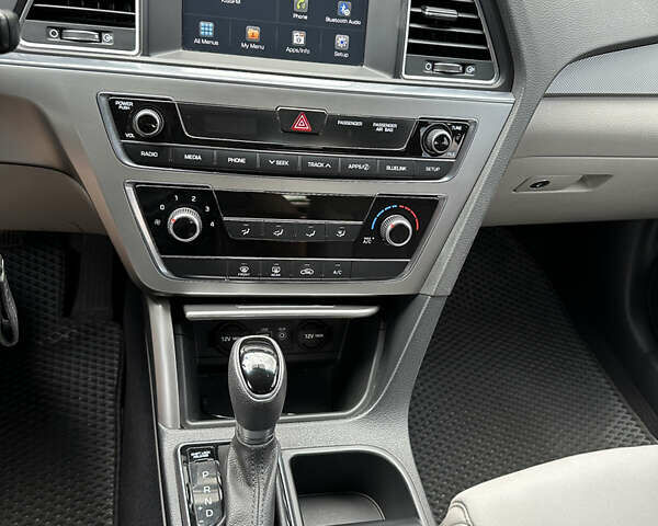 Сірий Хендай Соната, об'ємом двигуна 2.4 л та пробігом 155 тис. км за 10900 $, фото 9 на Automoto.ua