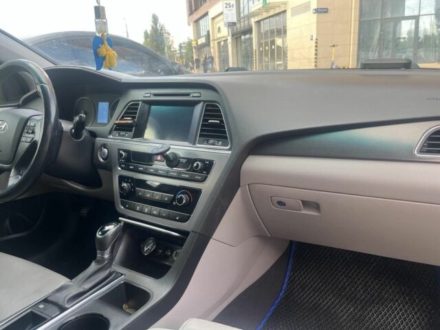 Сірий Хендай Соната, об'ємом двигуна 2.4 л та пробігом 141 тис. км за 260 $, фото 4 на Automoto.ua