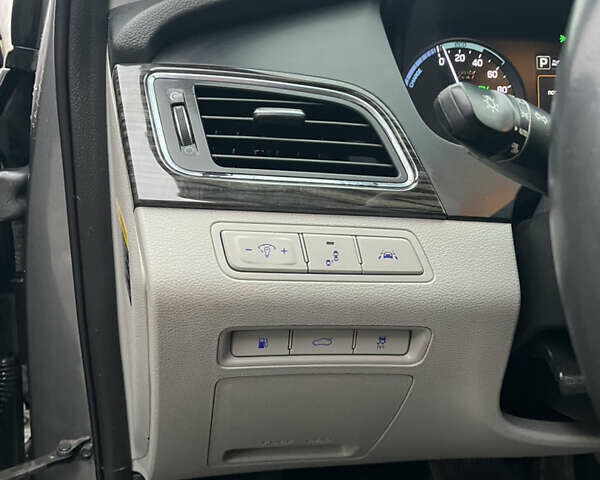 Серый Хендай Соната, объемом двигателя 2 л и пробегом 160 тыс. км за 15000 $, фото 6 на Automoto.ua