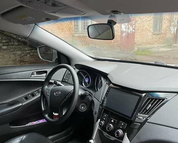 Сірий Хендай Соната, об'ємом двигуна 2 л та пробігом 305 тис. км за 12300 $, фото 4 на Automoto.ua