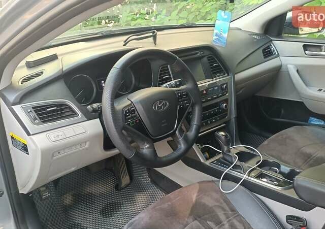 Серый Хендай Соната, объемом двигателя 2.4 л и пробегом 190 тыс. км за 10000 $, фото 26 на Automoto.ua