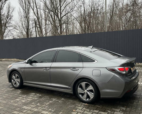 Серый Хендай Соната, объемом двигателя 2 л и пробегом 160 тыс. км за 15000 $, фото 1 на Automoto.ua