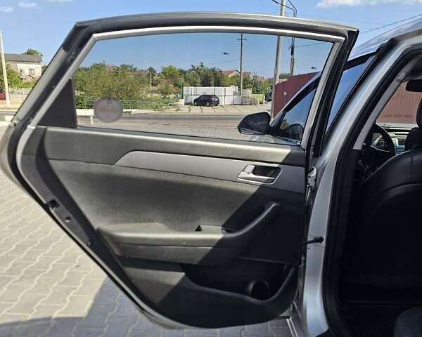Сірий Хендай Соната, об'ємом двигуна 2 л та пробігом 380 тис. км за 10500 $, фото 11 на Automoto.ua