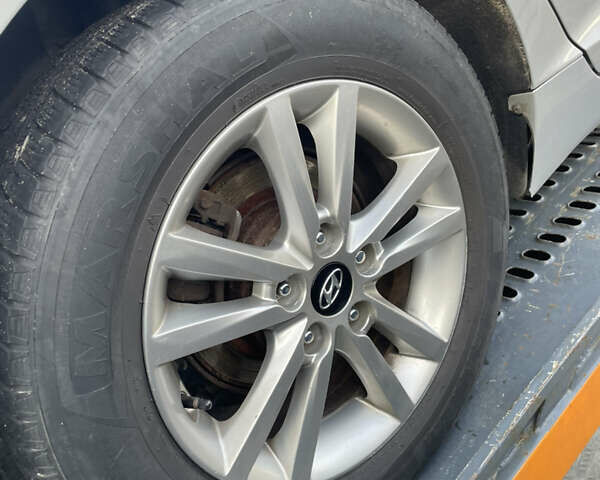 Сірий Хендай Соната, об'ємом двигуна 2.36 л та пробігом 97 тис. км за 3700 $, фото 12 на Automoto.ua