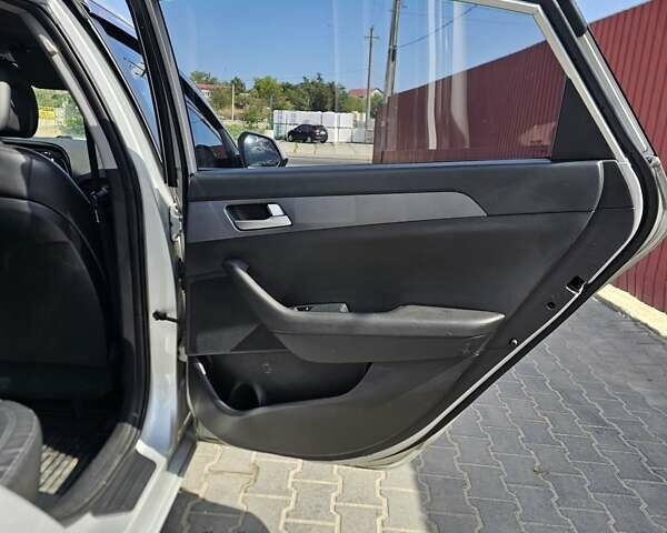 Сірий Хендай Соната, об'ємом двигуна 2 л та пробігом 380 тис. км за 10500 $, фото 12 на Automoto.ua