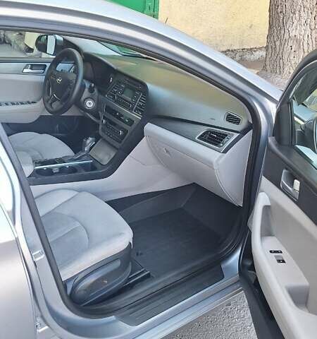 Серый Хендай Соната, объемом двигателя 2.36 л и пробегом 219 тыс. км за 10500 $, фото 3 на Automoto.ua