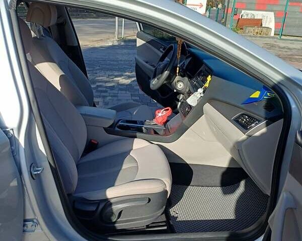 Серый Хендай Соната, объемом двигателя 2.36 л и пробегом 203 тыс. км за 13349 $, фото 21 на Automoto.ua