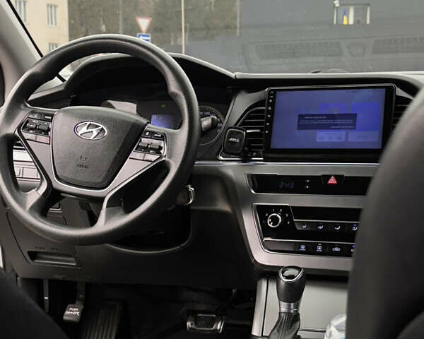 Серый Хендай Соната, объемом двигателя 2 л и пробегом 290 тыс. км за 8900 $, фото 12 на Automoto.ua