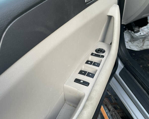 Сірий Хендай Соната, об'ємом двигуна 2.36 л та пробігом 97 тис. км за 3700 $, фото 13 на Automoto.ua