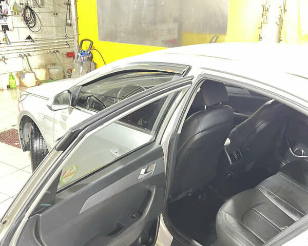 Серый Хендай Соната, объемом двигателя 2 л и пробегом 370 тыс. км за 11000 $, фото 10 на Automoto.ua