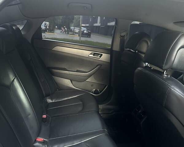 Серый Хендай Соната, объемом двигателя 2 л и пробегом 381 тыс. км за 8300 $, фото 18 на Automoto.ua