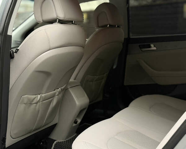 Сірий Хендай Соната, об'ємом двигуна 2.36 л та пробігом 100 тис. км за 8900 $, фото 5 на Automoto.ua