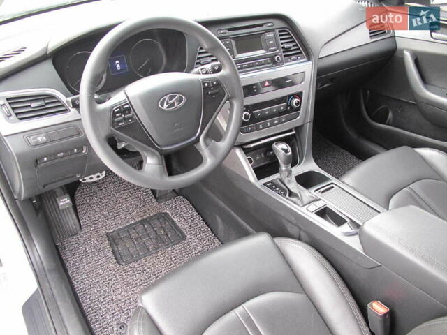 Сірий Хендай Соната, об'ємом двигуна 2 л та пробігом 265 тис. км за 10500 $, фото 23 на Automoto.ua