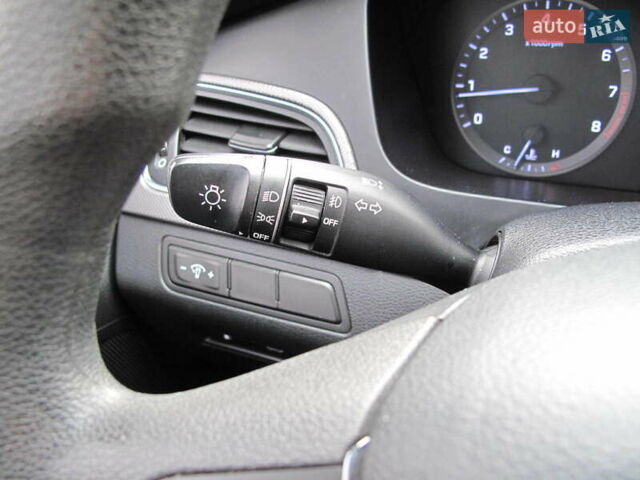 Сірий Хендай Соната, об'ємом двигуна 2 л та пробігом 265 тис. км за 10500 $, фото 57 на Automoto.ua