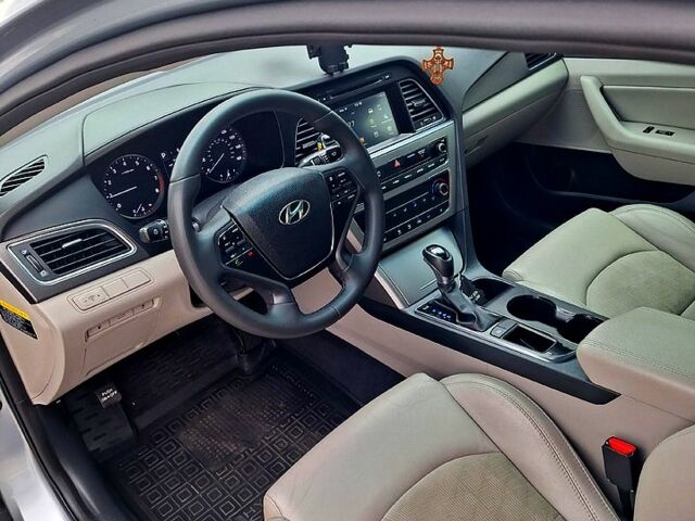 Серый Хендай Соната, объемом двигателя 2.4 л и пробегом 160 тыс. км за 10000 $, фото 5 на Automoto.ua