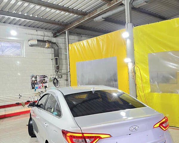 Серый Хендай Соната, объемом двигателя 2 л и пробегом 370 тыс. км за 11000 $, фото 5 на Automoto.ua