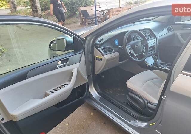 Серый Хендай Соната, объемом двигателя 2.36 л и пробегом 219 тыс. км за 10500 $, фото 6 на Automoto.ua