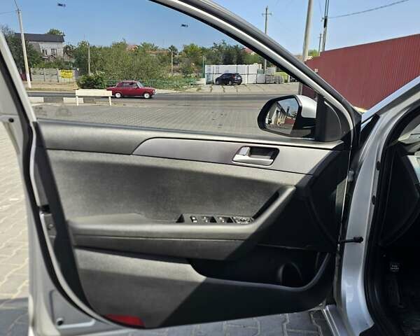 Сірий Хендай Соната, об'ємом двигуна 2 л та пробігом 380 тис. км за 10500 $, фото 13 на Automoto.ua