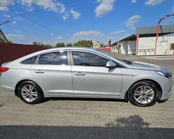 Сірий Хендай Соната, об'ємом двигуна 2 л та пробігом 380 тис. км за 10500 $, фото 4 на Automoto.ua