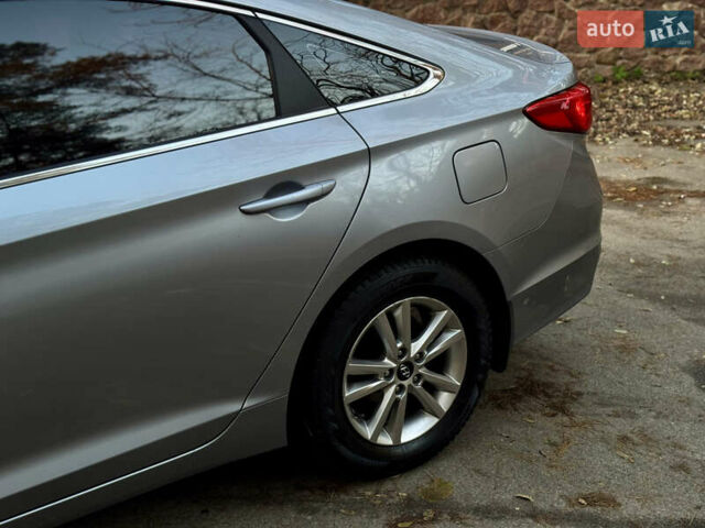 Серый Хендай Соната, объемом двигателя 2 л и пробегом 169 тыс. км за 11700 $, фото 5 на Automoto.ua