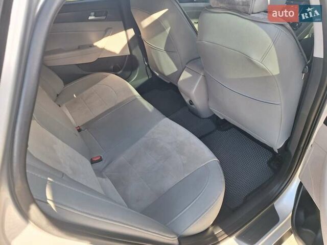 Хендай Соната 2016 в Первомайск на Automoto.ua Серый Хендай Соната, объемом двигателя 2.36 л и пробегом 204 тыс. км за 10600 $, фото 16 на Automoto.ua