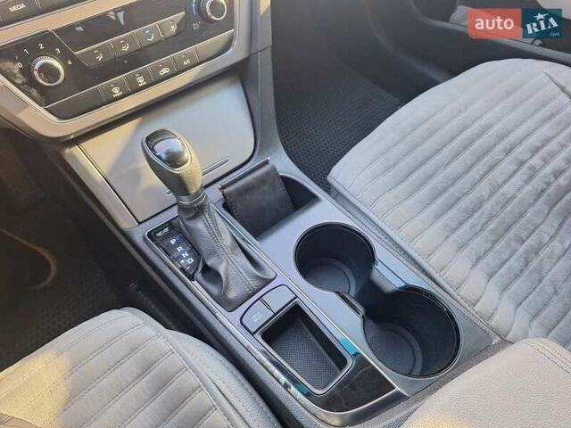 Хендай Соната 2016 в Первомайск на Automoto.ua Серый Хендай Соната, объемом двигателя 2.36 л и пробегом 204 тыс. км за 10600 $, фото 20 на Automoto.ua