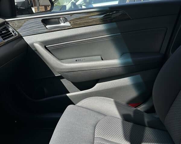 Серый Хендай Соната, объемом двигателя 2 л и пробегом 119 тыс. км за 13500 $, фото 10 на Automoto.ua