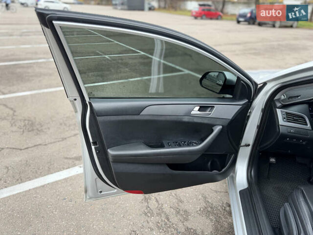 Серый Хендай Соната, объемом двигателя 2 л и пробегом 290 тыс. км за 12000 $, фото 5 на Automoto.ua