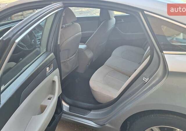 Серый Хендай Соната, объемом двигателя 2.36 л и пробегом 219 тыс. км за 10500 $, фото 5 на Automoto.ua