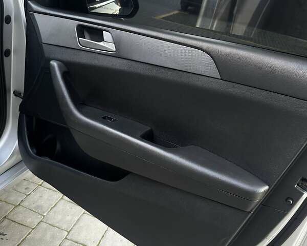 Серый Хендай Соната, объемом двигателя 2 л и пробегом 381 тыс. км за 8300 $, фото 17 на Automoto.ua