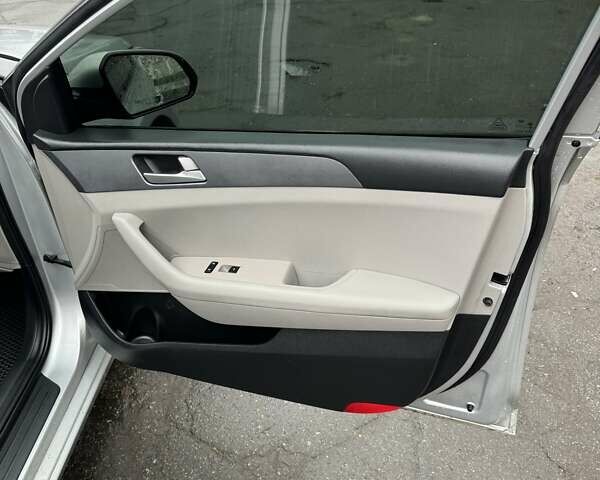 Сірий Хендай Соната, об'ємом двигуна 2.36 л та пробігом 230 тис. км за 9500 $, фото 11 на Automoto.ua