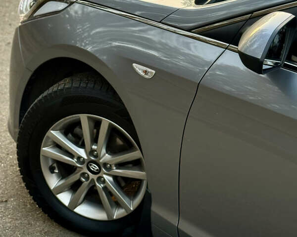 Серый Хендай Соната, объемом двигателя 2 л и пробегом 169 тыс. км за 11700 $, фото 7 на Automoto.ua