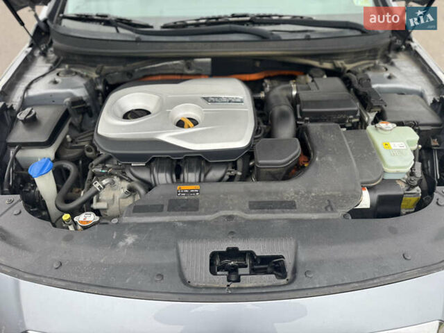Серый Хендай Соната, объемом двигателя 2 л и пробегом 125 тыс. км за 11500 $, фото 10 на Automoto.ua