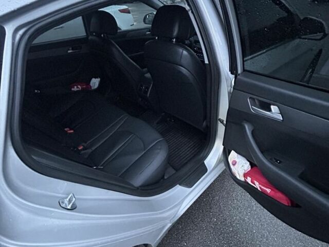 Серый Хендай Соната, объемом двигателя 2 л и пробегом 460 тыс. км за 11500 $, фото 4 на Automoto.ua