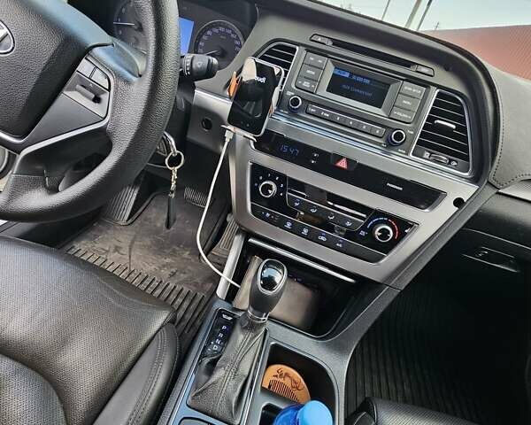 Сірий Хендай Соната, об'ємом двигуна 2 л та пробігом 380 тис. км за 10500 $, фото 14 на Automoto.ua