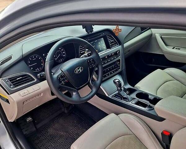 Серый Хендай Соната, объемом двигателя 2.4 л и пробегом 160 тыс. км за 10000 $, фото 4 на Automoto.ua