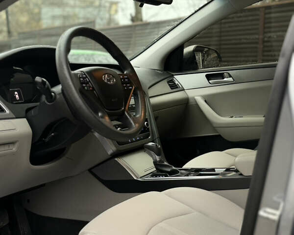 Сірий Хендай Соната, об'ємом двигуна 2.36 л та пробігом 100 тис. км за 8900 $, фото 4 на Automoto.ua