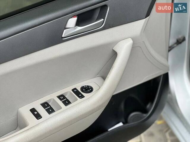 Хендай Соната 2016 в Одессе на Automoto.ua Серый Хендай Соната, объемом двигателя 2.36 л и пробегом 187 тыс. км за 10900 $, фото 16 на Automoto.ua