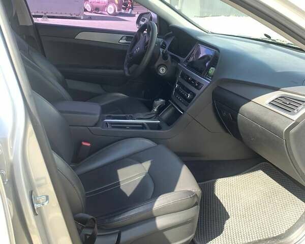 Серый Хендай Соната, объемом двигателя 2 л и пробегом 257 тыс. км за 9800 $, фото 12 на Automoto.ua