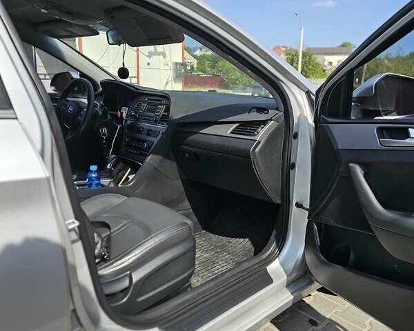 Сірий Хендай Соната, об'ємом двигуна 2 л та пробігом 380 тис. км за 10500 $, фото 24 на Automoto.ua