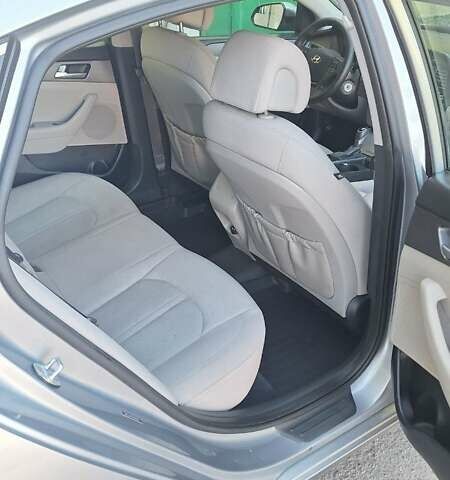 Серый Хендай Соната, объемом двигателя 2.36 л и пробегом 219 тыс. км за 10500 $, фото 4 на Automoto.ua