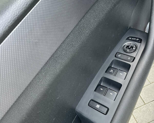 Сірий Хендай Соната, об'ємом двигуна 2 л та пробігом 250 тис. км за 12000 $, фото 7 на Automoto.ua