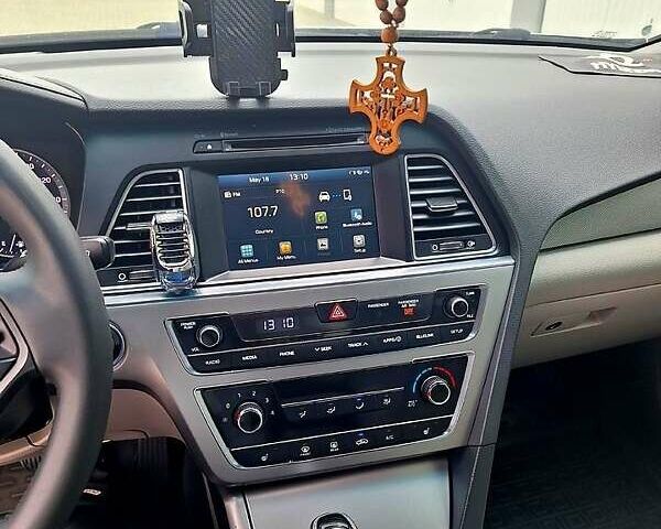 Серый Хендай Соната, объемом двигателя 2.4 л и пробегом 160 тыс. км за 10000 $, фото 5 на Automoto.ua